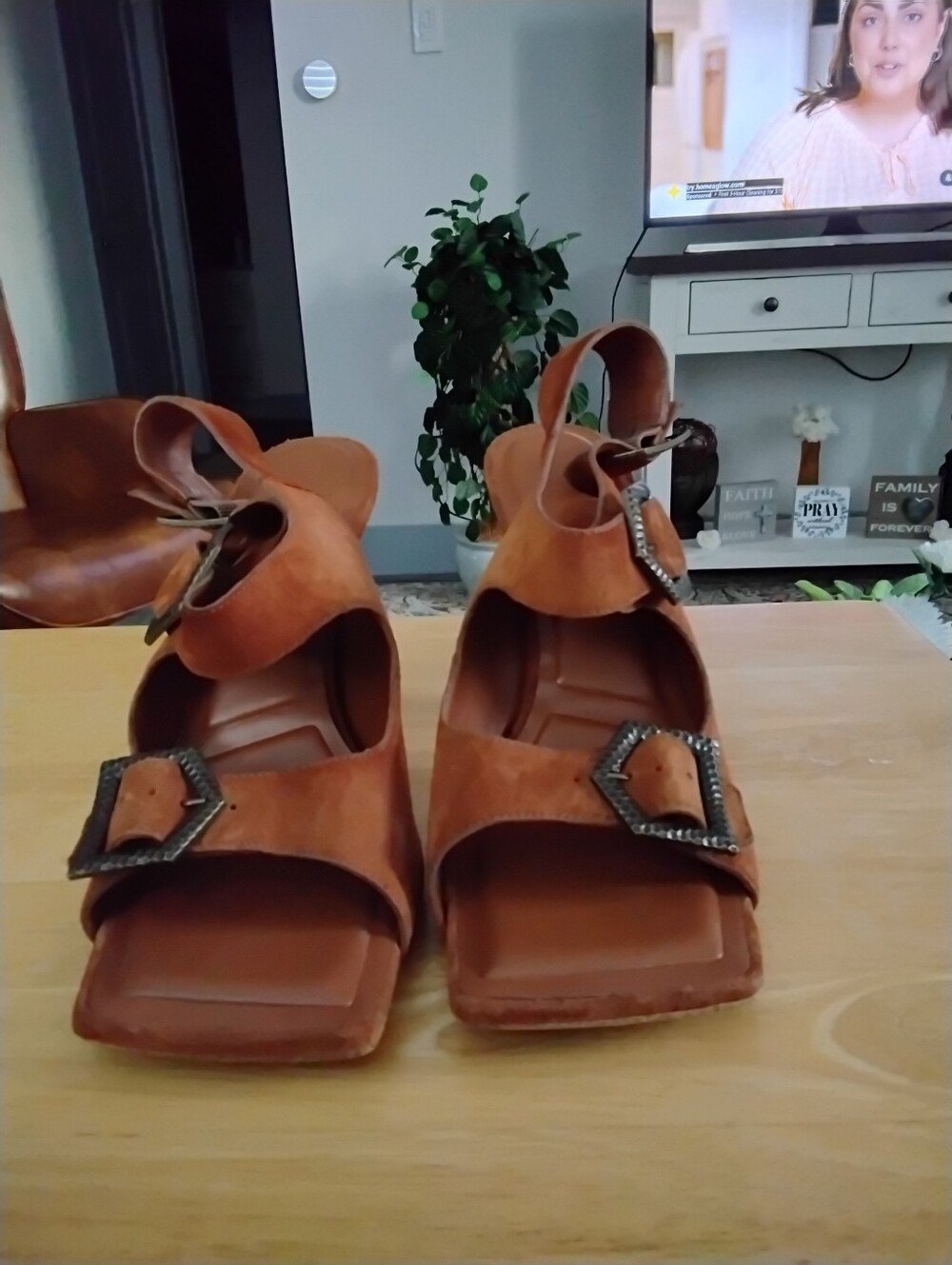 Gianni Bini Texas Tan Leather Buckle Heeled Sandals. - Picture 3 of 4